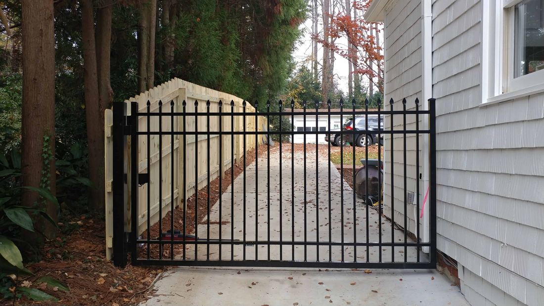 Aluminum pressed-point picket driveway gate