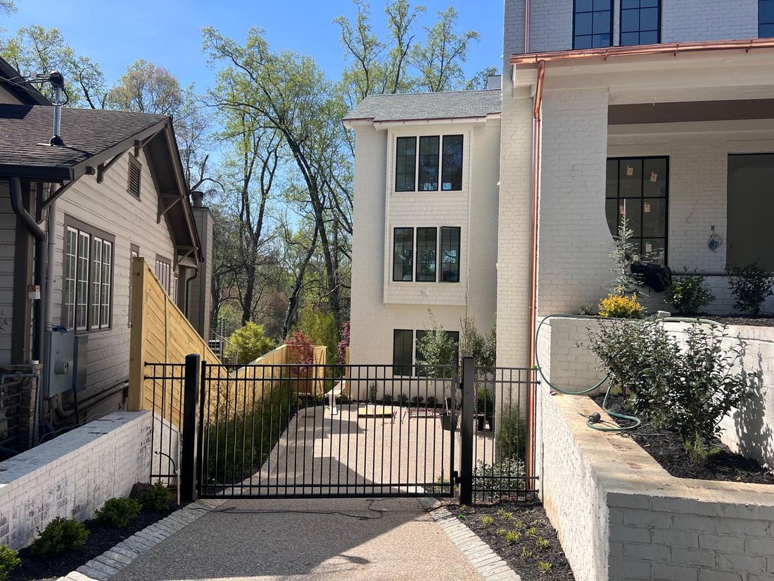 Flat-top aluminum driveway gate