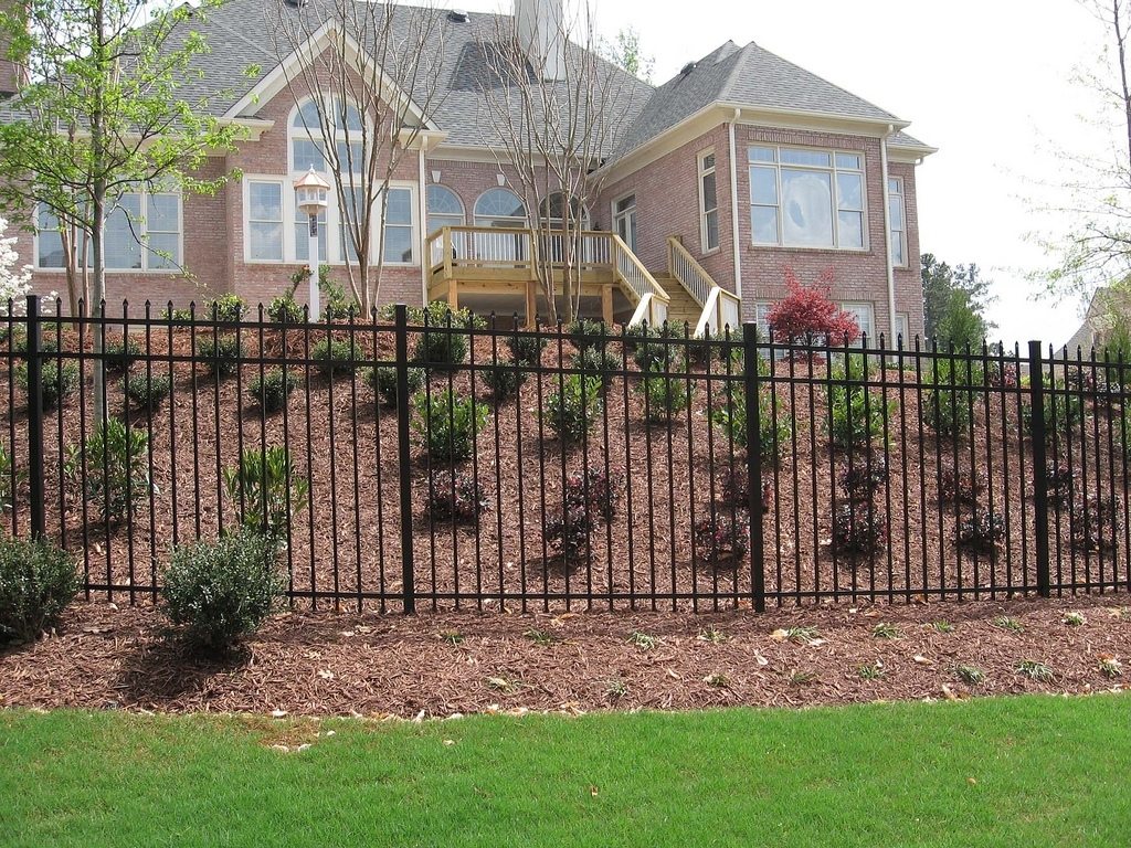 What Are the Benefits of Metal Fences, Like Aluminum and Steel
